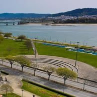 Vista a&eacute;rea do jardim p&uacute;blico de Viana do Castelo, com o anfiteatro, o rio Lima e a ponte met&aacute;lica
