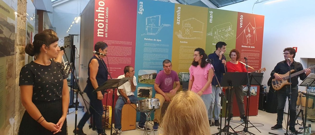 Imagem do momento musical interpretado pela Companhia de Artes Performativas em Movimento da APPACDM de Viana do Castelo
