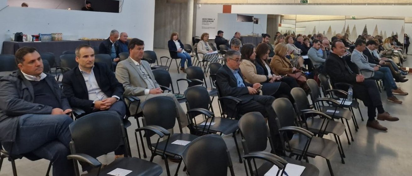 A foto mostra os membros da Assembleia Intermunicipal 2021-2025