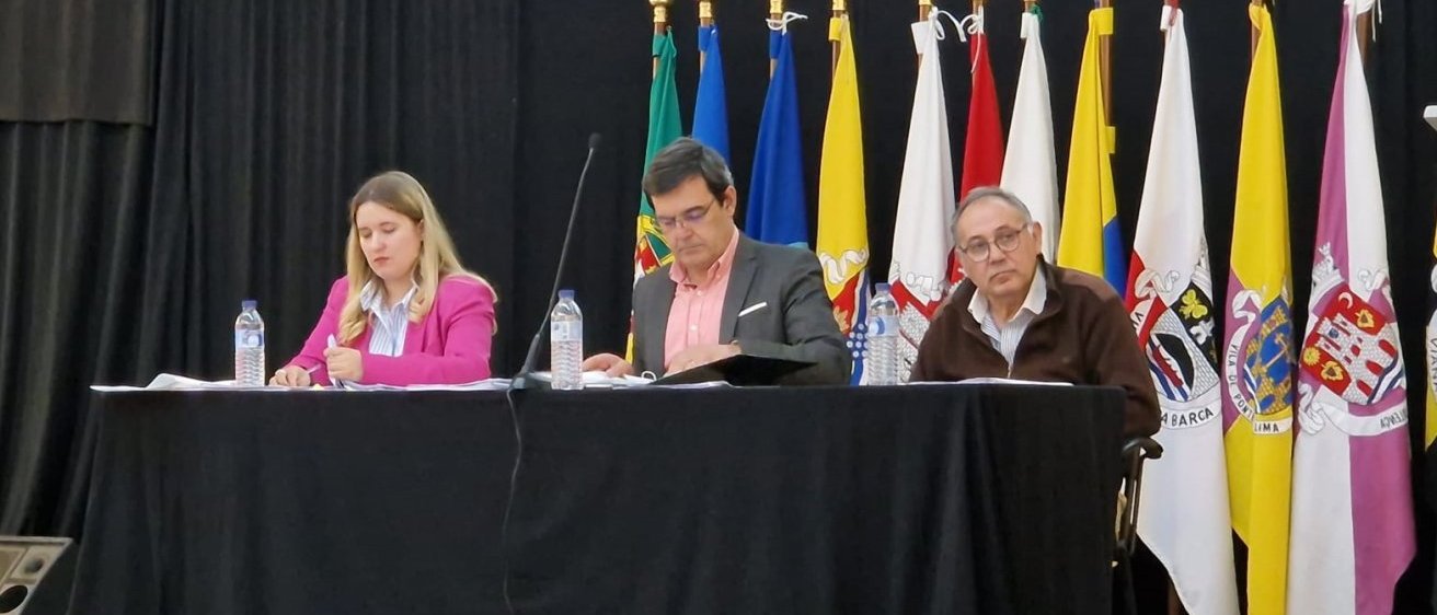 A foto mostra os três elementos da mesa da Assembleia Intermunicipal