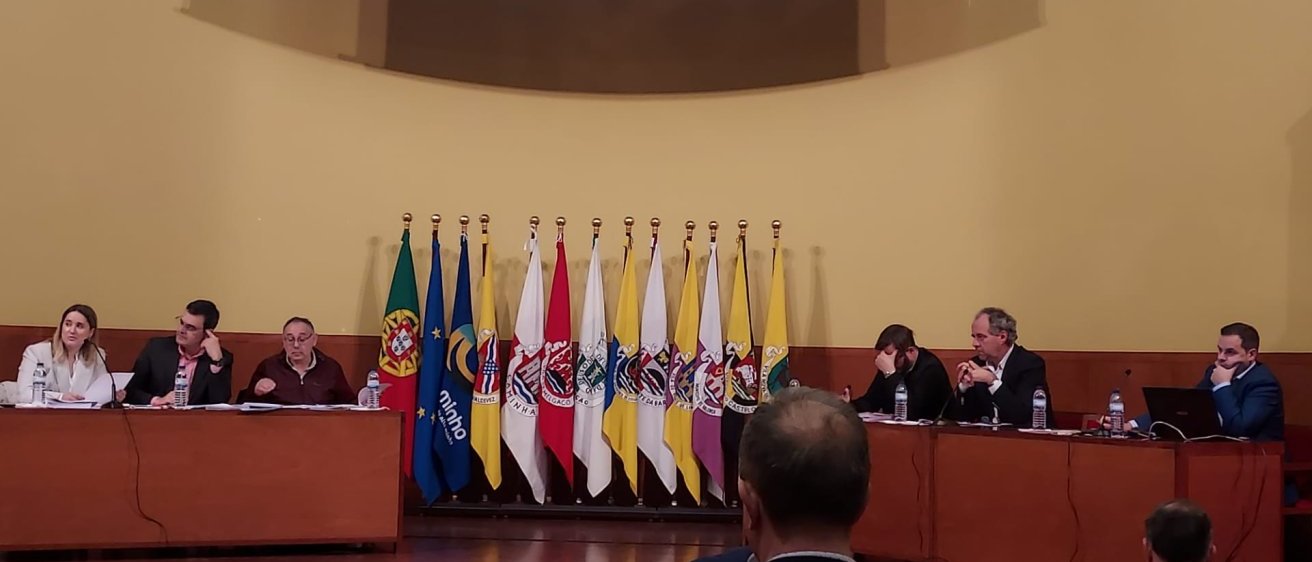 A foto mostra alguns Presidentes da CIM Alto Minho e os membros da Mesa da Assembleia Intermunicipal sentados