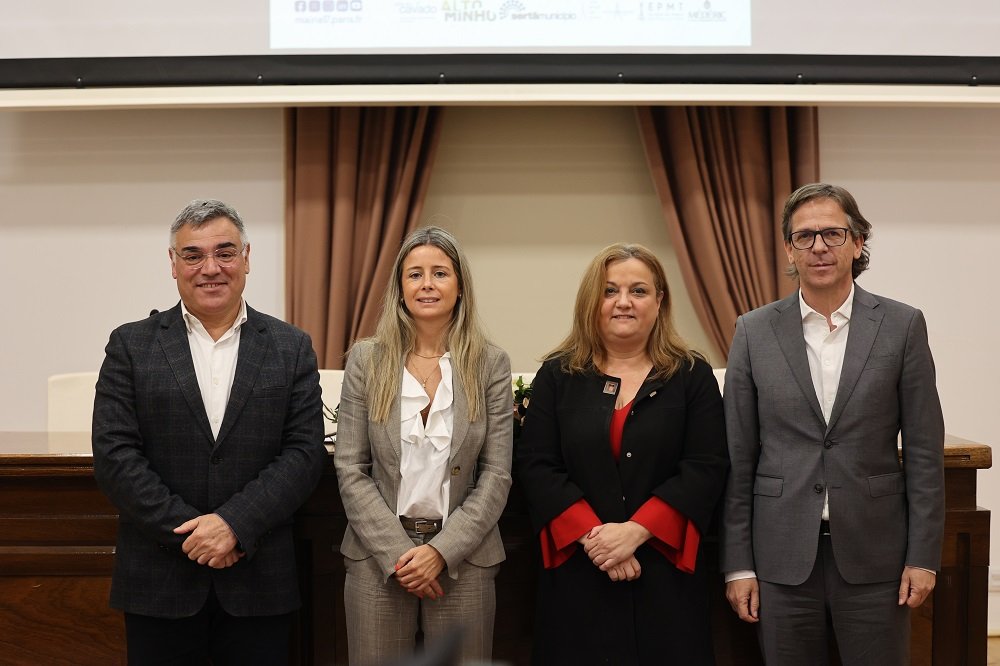 Na imagem, surgem os três representantes das regiões participantes na feira de gastronomia, dois homens e uma mulher ao centro, dispostos lado a lado, e Isabelle de Oliveira, também ao centro..