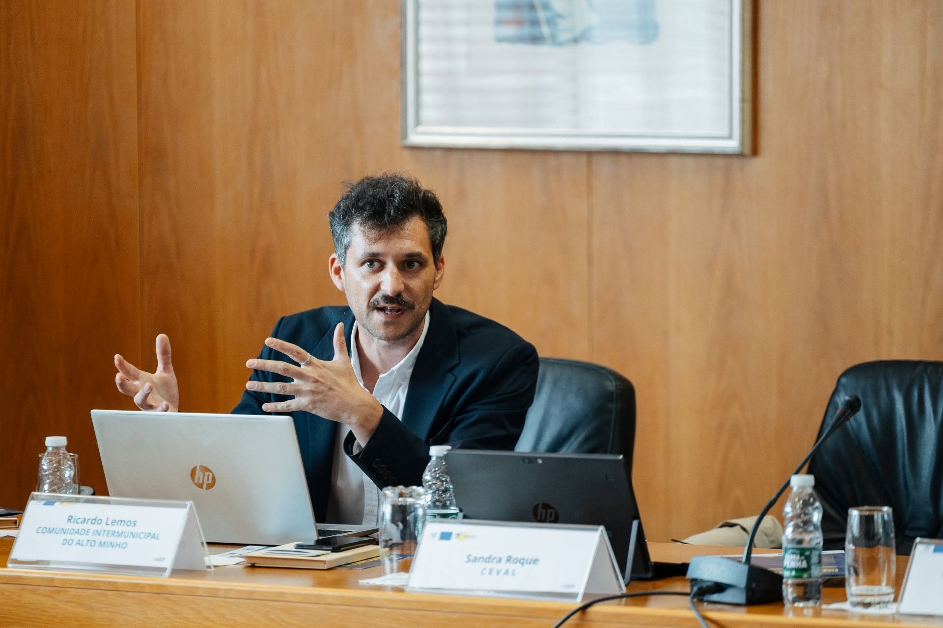 Representante da CIM Alto Minho, interv&eacute;m durante uma sess&atilde;o de trabalho.