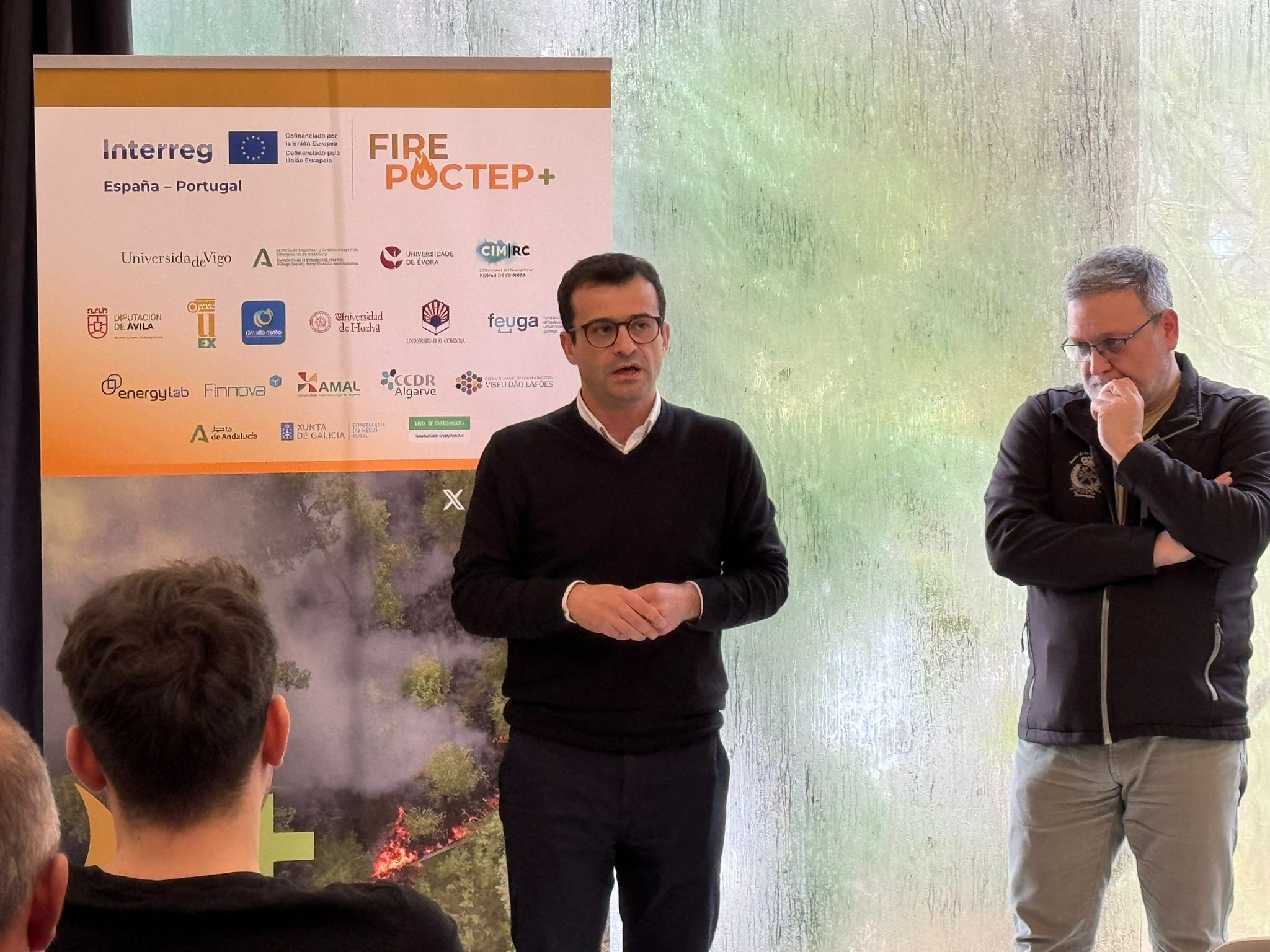 Na imagem v&ecirc;-se o representante da CIM Alto Minho a falar em p&eacute; dirigido para a plateia