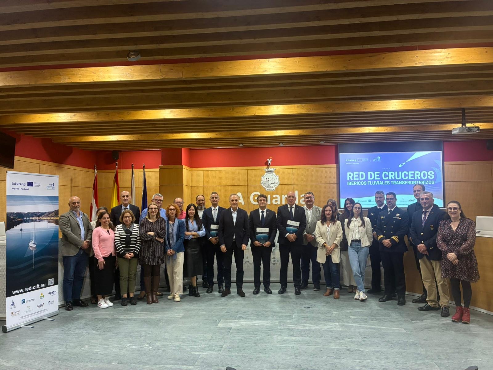 Imagem com os representantes de todas as entidades parceiras do projeto RedCIFT de pé e lado a lado numa sala onde decorreu as apresentações