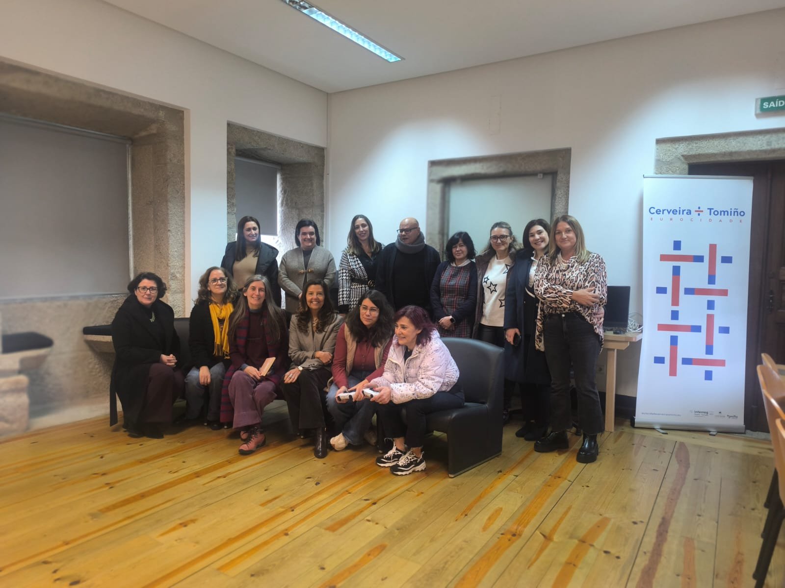 Bibliotecárias de pé e outras em primeira fila sentadas, no Espaço Juventude Sem Fronteiras