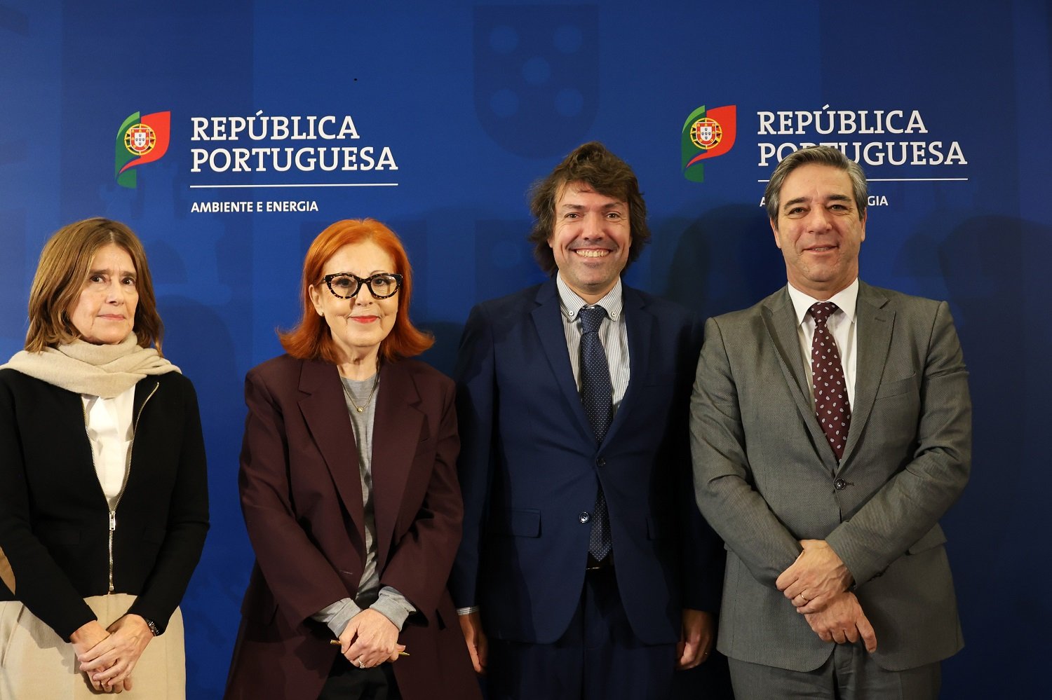 O presidente da CIM Alto Minho, de pé, laeado pelos dois responsáveis governamentais