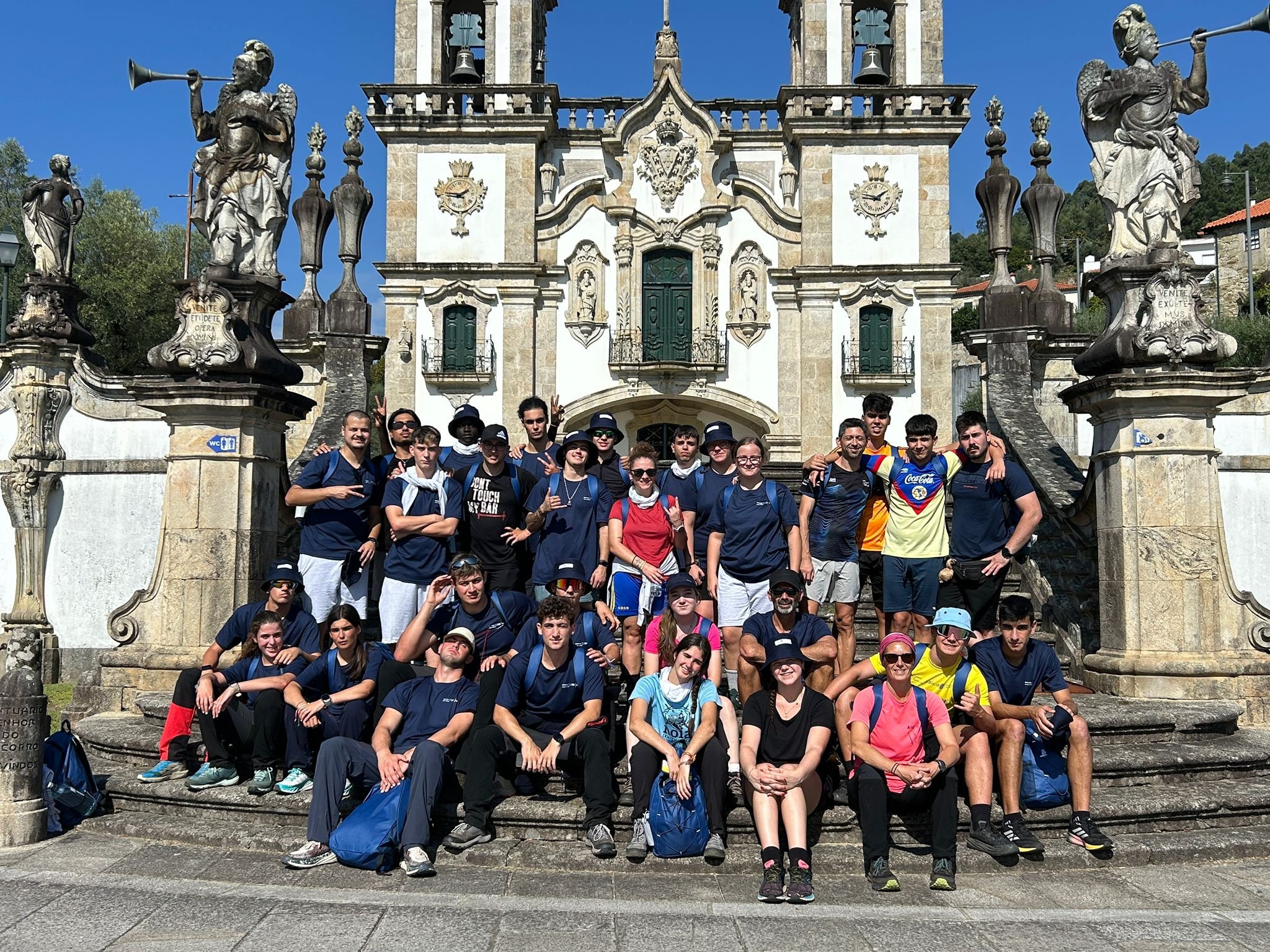 Imagem dos participantes na escadaria de uma Igreja